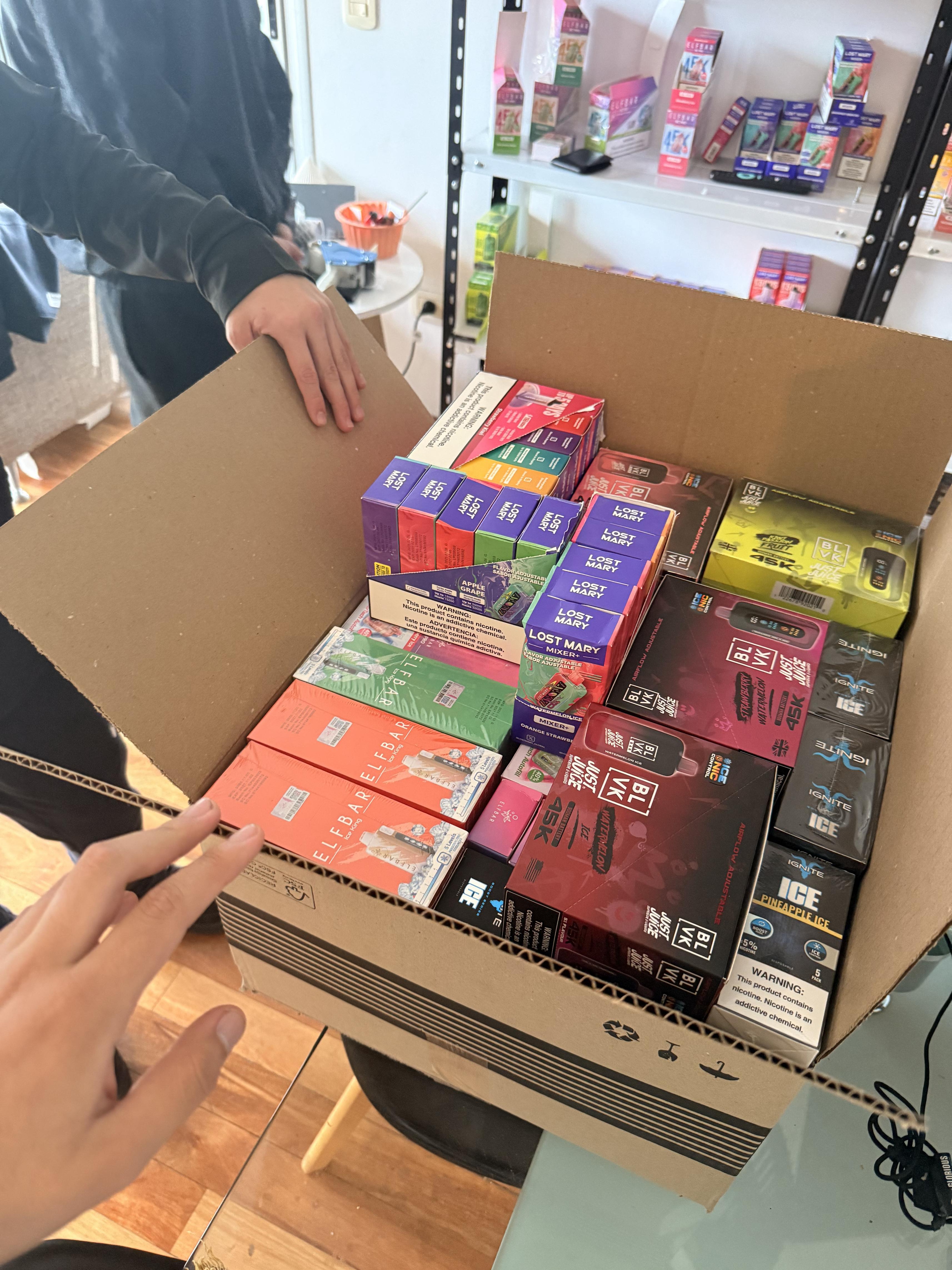 Abriendo caja de productos